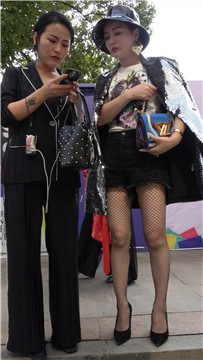 4K - 高跟美腿网袜街拍美女这身打扮很霸气的感觉 [1.37 GB/MP4]