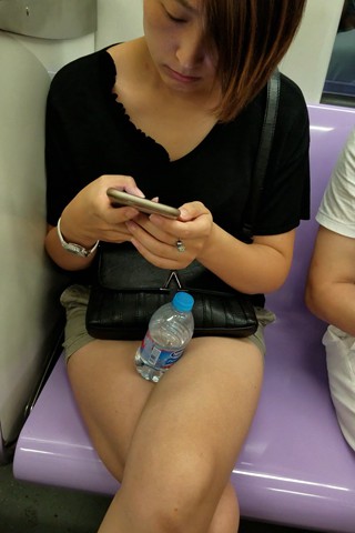 4K - 短发姑娘低头看手机 [1.56 GB/MP4]