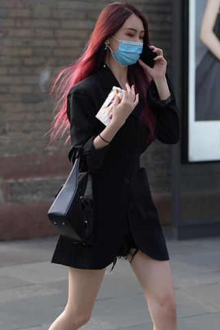 抓拍打电话的美女