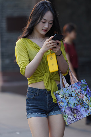 街拍小蛮腰热裤妹纸
