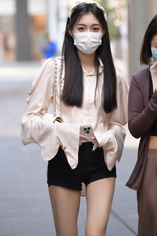 街拍大眼睛，美腿小姐姐