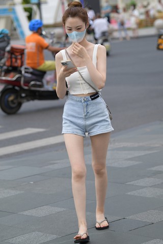 街拍苗条的热裤小妹