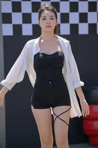 大长腿热裤美女