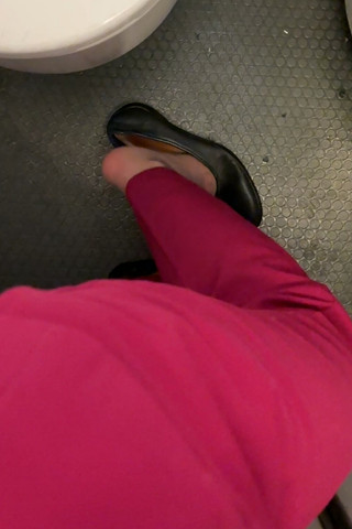 最新南航空姐裤装短肉丝厕所自拍