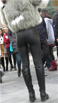 黑色皮靴街拍紧身皮裤美女 [632 MB]