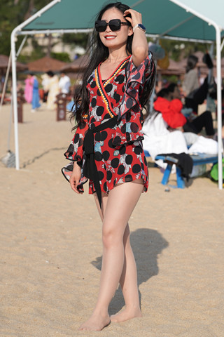 三亚海滩，超薄丝美女