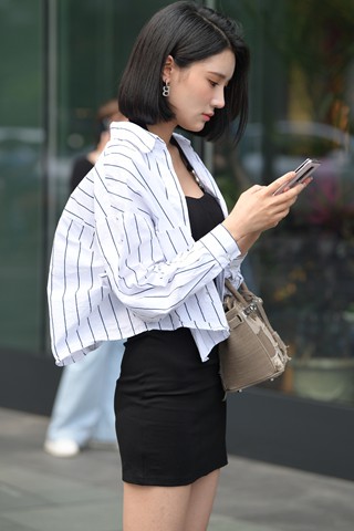 街拍美腿黑色短裙小姐姐