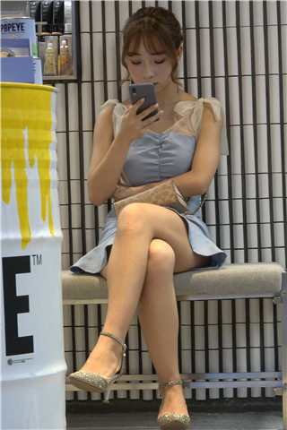 4K - 性感短裙街拍高跟街拍美女商店坐姿 [1.52 GB/MP4]