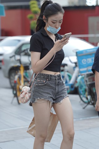 街拍马尾辫热裤小姐姐