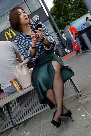 4K - 抓拍到在补妆的黑丝丰腴姐姐 [574 MB/MP4]