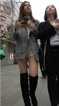 街拍令人怦然心动的魅力女孩 [1.62 GB/MP4]