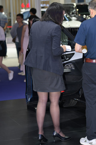 奔驰的灰色工装制服销售