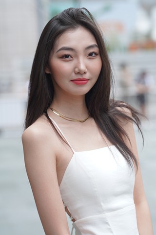 搭讪街拍吊带白裙小姐姐