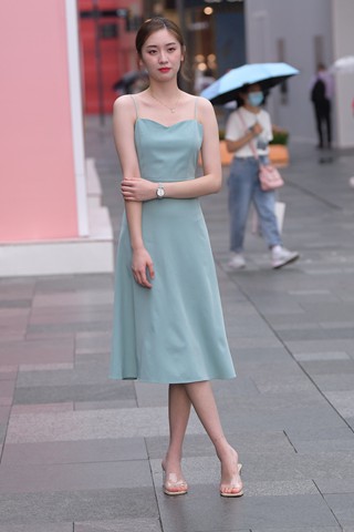 搭讪街拍吊带裙街拍美女