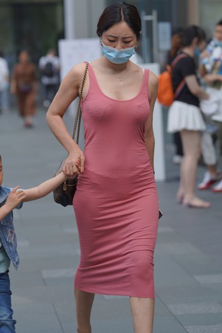 街拍吊带裙宝妈