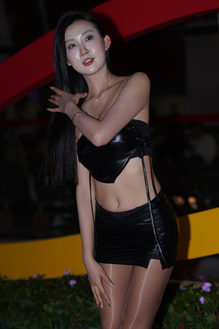 夜色下的黑皮油亮质感