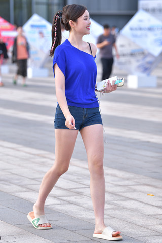 蓝色衣服马尾辫小姐姐