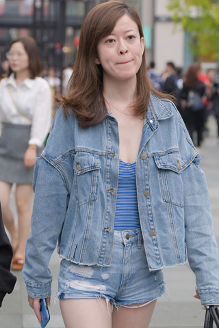 街拍牛仔热裤牛仔外套美眉