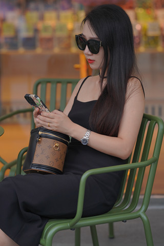 靓丽墨镜高跟美女