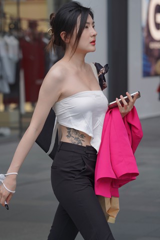 街拍抹胸衣黑色长裤小姐姐