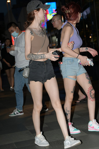 两位热牛美眉逛街