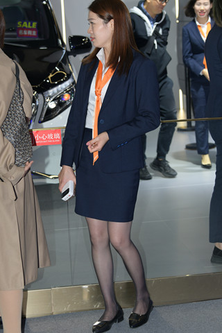 韵味黑丝OL制服车展销售
