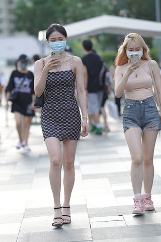 街拍吊带裙美眉跟闺蜜