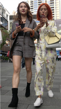 4K - 身材性感的街拍美腿美女陪姐妹逛街 [1.65 GB/MP4]