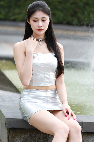 银白色皮短裙小姐姐