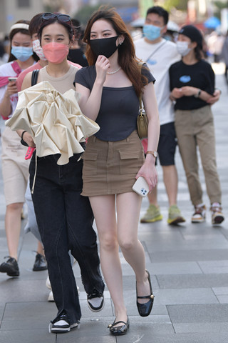 街拍超短裙美腿小姐姐