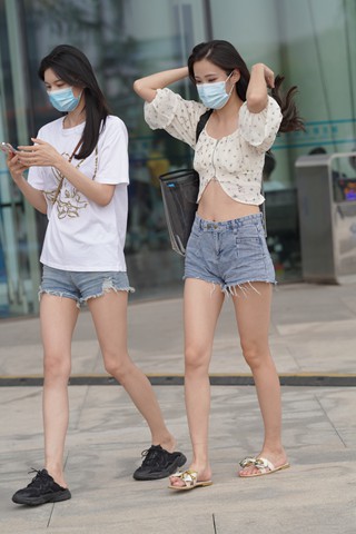 青春气息短牛姐妹