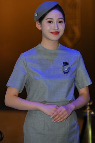 问界-性感红唇的肉丝礼仪