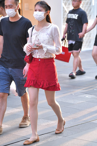 街拍超薄丝红短裙妹纸