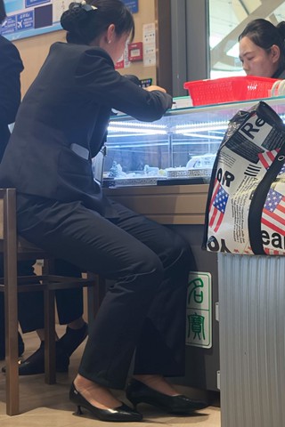 首饰店的短丝美眉