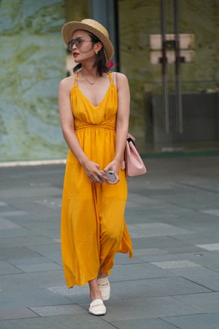 搭讪街拍深V长裙美女