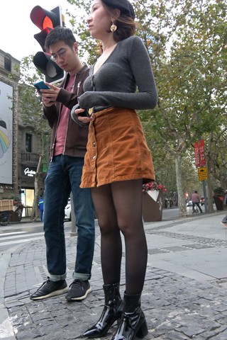 4K - 街拍棕色短裙黑丝美眉 [2.04 GB/MP4]