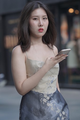 街拍裙装凉高小姐姐