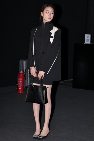 R丝里面居然有跟头发，真想帮她拿出来~