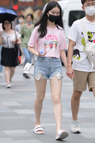 街拍眼镜小哥的粉色T恤女友