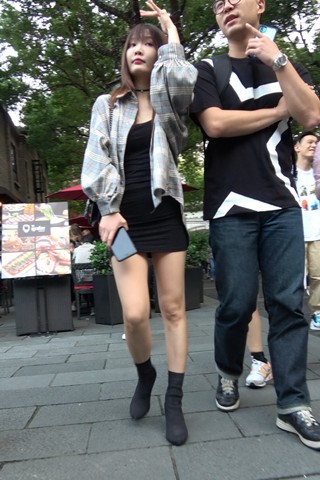 4K - 街拍黑色包臀短裙小妹 [2.40 GB/MP4]