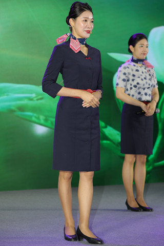 资深空姐有一种成熟职业韵味美