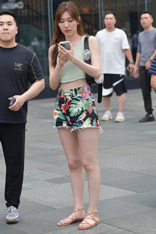 街拍花热裤白皙美腿小姐姐