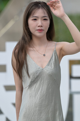 吊带长裙美足小姐姐