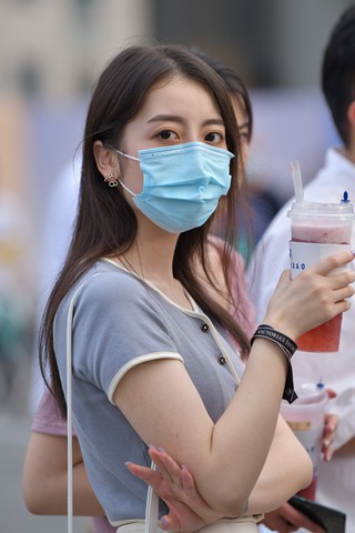 害羞女神跟好闺蜜