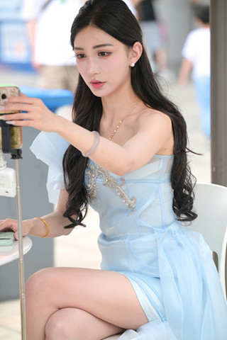 在直播的蓝裙美眉