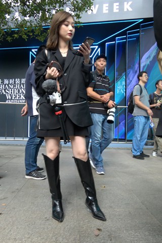 4K - 长靴时尚美女 [1.33 GB/MP4]