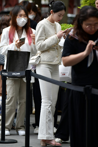 排队的白长裤美女