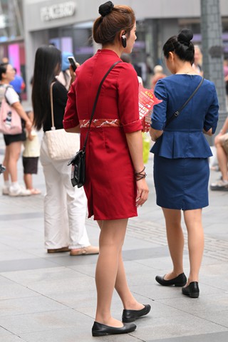 街拍发传单的促销员小姐姐