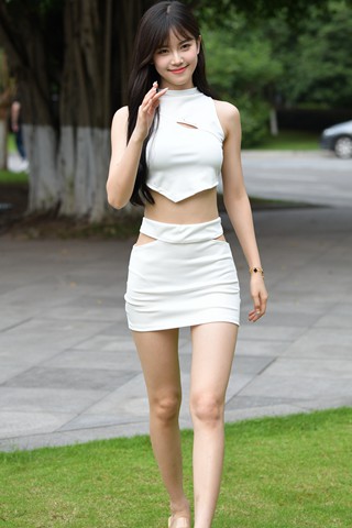 街拍白短裙小姐姐