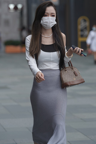 街拍灰色长裙美女姐姐
